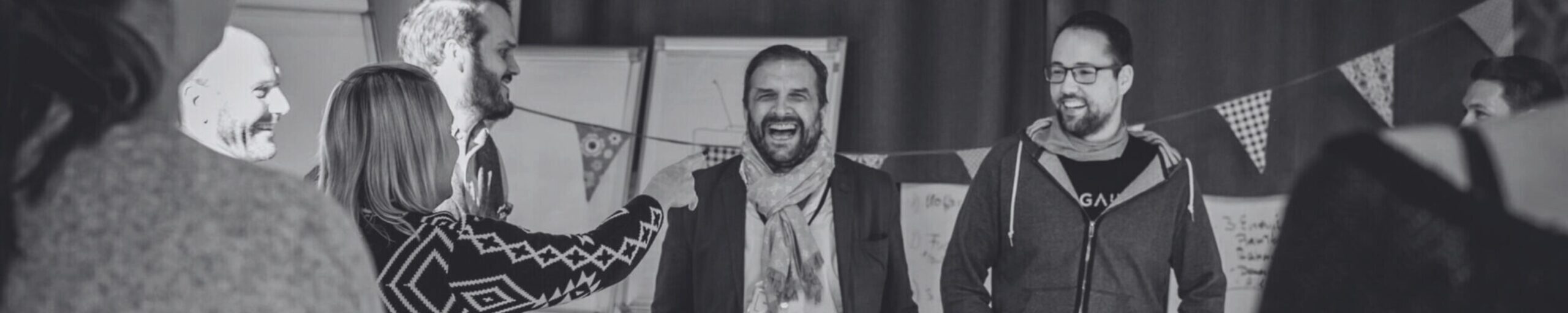 Gruppe an Menschen bei Führungskräfte Seminar