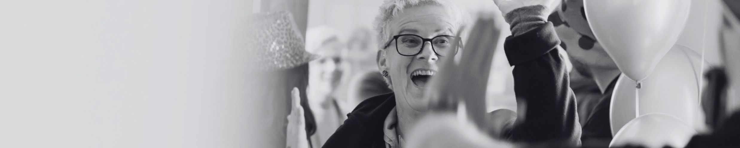 Frau schlägt einer anderen Person ein