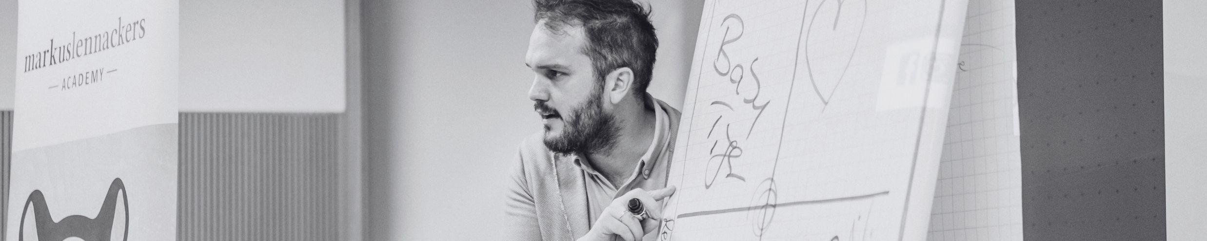 Markus Lennackers zeigt auf Flipchart bei Mitarbeitermotivation Workshop