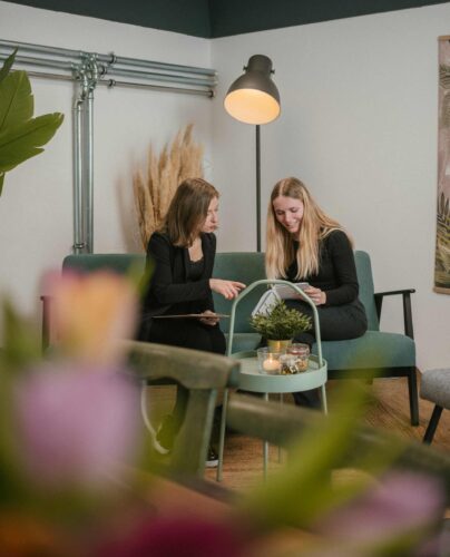 Zwei Frauen besprechen sich