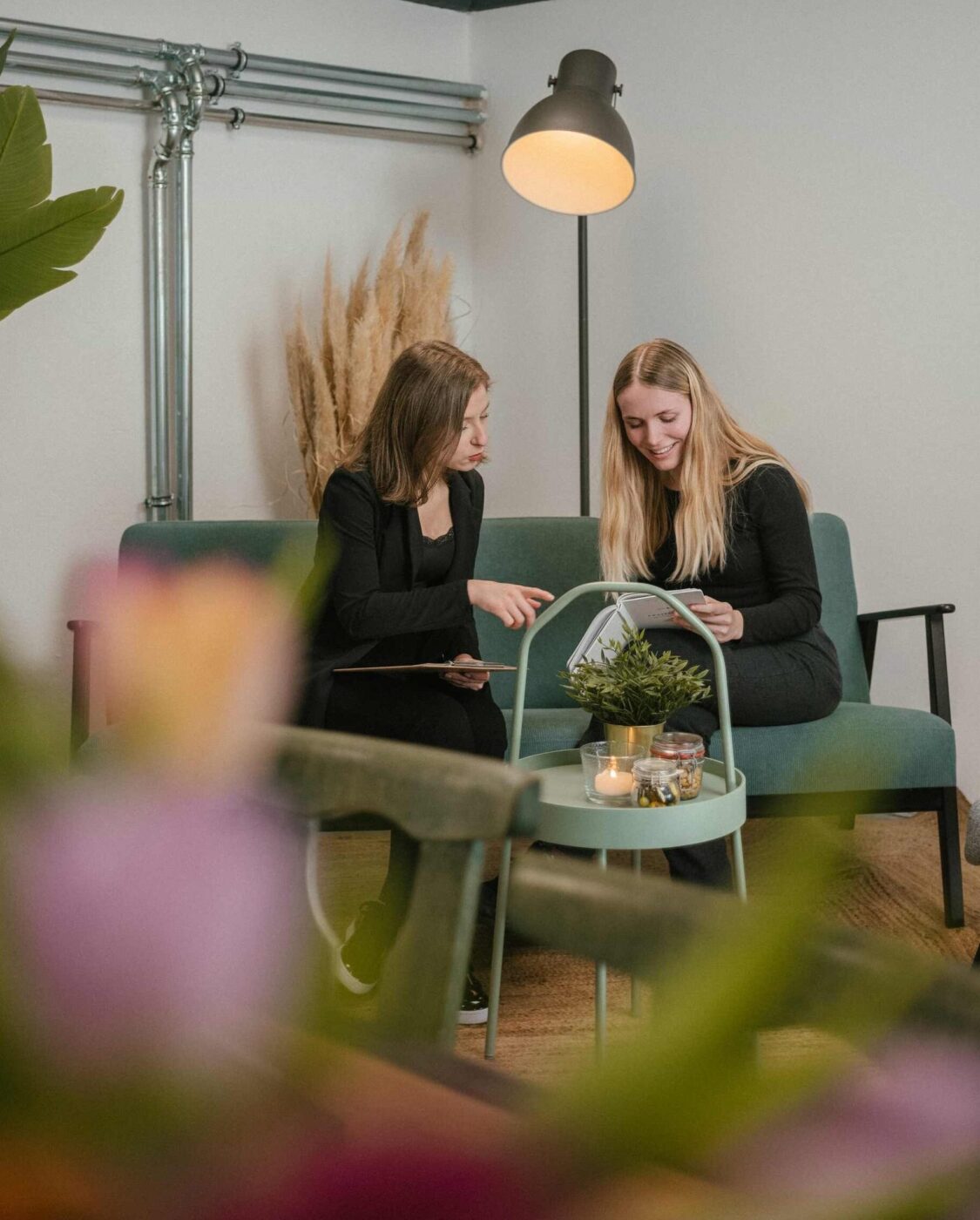 Zwei Frauen besprechen sich