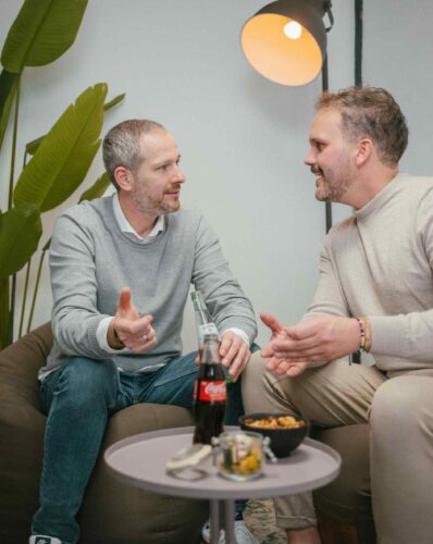 Zwei Männer besprechen sich