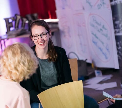 Zwei Frauen besprechen sich