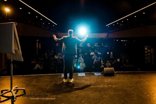 Speaker Markus Lennackers von hinten auf Bühne