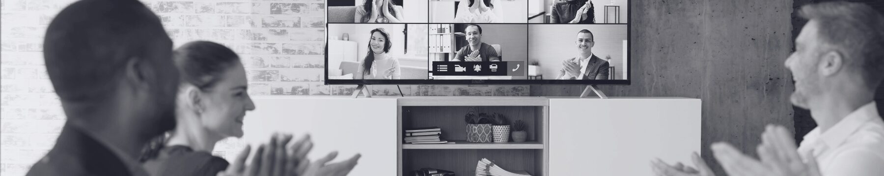 Online Seminar Teilnehmende klatschen und schauen auf Bildschirm