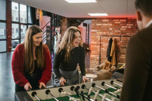 2 Frauen spielen Pacman gegen Mann im Eventloft