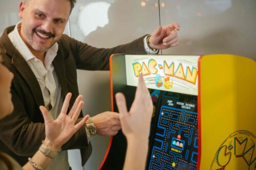 Markus Lennackers am Pac-Man Automaten im Eventloft