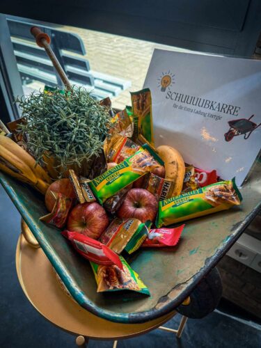 Schubkarre mit Obst und Müsliriegel
