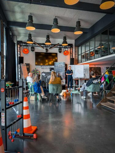 Markus Lennackers coacht Gruppe in Akademie Siegburg