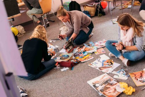 Teilnehmerinnen arbeiten an ihren Visionboards beim Workshop