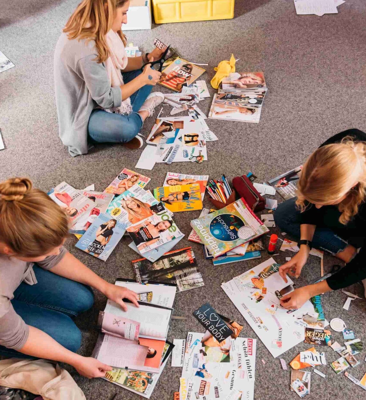 Teilnehmerinnen arbeiten an ihrem Visionboard während Workshop